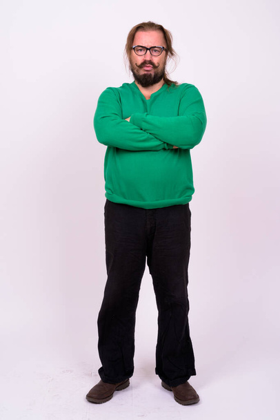 Portrét nadváhy vousatého muže s knírem a dlouhými vlasy  - Fotografie, Obrázek