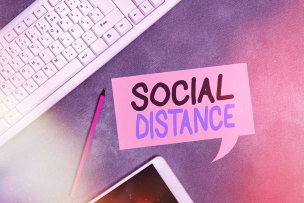 Käsiala tekstiä kirjallisesti Social Distance. Käsite, joka tarkoittaa korkean fyysisen etäisyyden ylläpitämistä kansanterveydelle Paperiset apuvälineet, joissa on digitaalinen älypuhelin, järjestetty eri - Valokuva, kuva