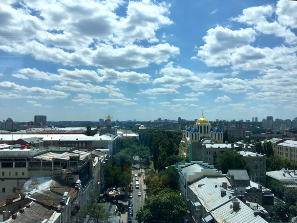 City panoraama ja taivas pilvet maisema - Valokuva, kuva