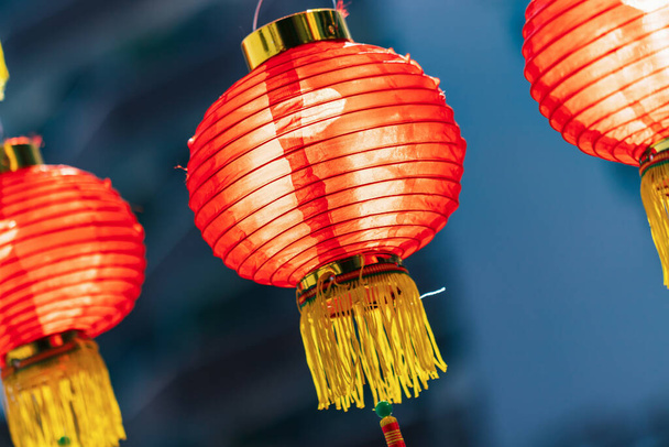 belle lanterne cinesi rosse traslucide contro la luce del sole, profondità di campo poco profonda - Foto, immagini