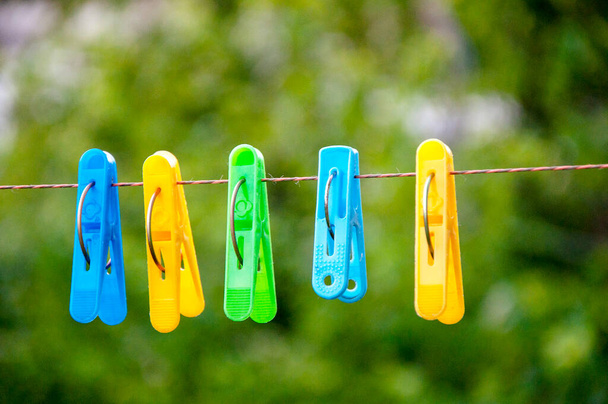Plastové špendlíky, věšák na prádlo, barevné letní dekorace. - Fotografie, Obrázek