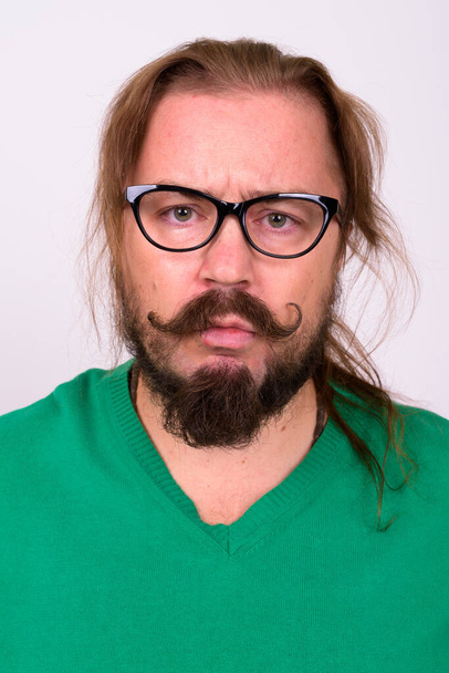 Ritratto di uomo barbuto sovrappeso con baffi e capelli lunghi  - Foto, immagini