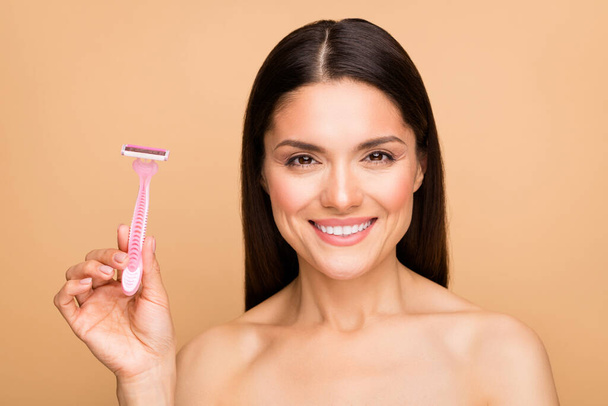 Closeup photo of mature latin naked lady in bathroom holding new shaver model recommending good quality product advert isolated beige pastel color background - Φωτογραφία, εικόνα