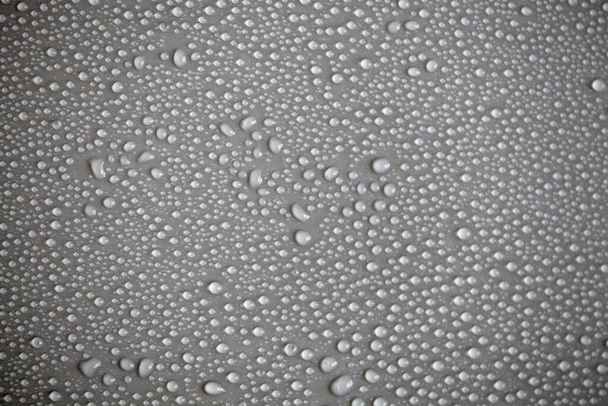 Suuri määrä vesipisaroita. Abstrakti taustakuvio. Vesiputouksia vankka tausta, kerätä kuplia puhtaalla pinnalla. Sadepisarat, sarja luonnollisia valokuvia - Valokuva, kuva