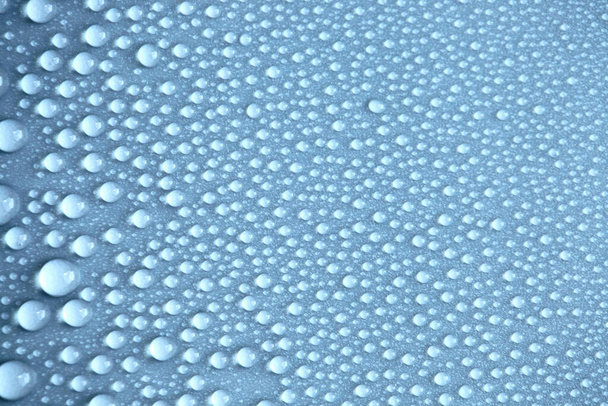Suuri määrä vesipisaroita. Abstrakti taustakuvio. Vesiputouksia vankka tausta, kerätä kuplia puhtaalla pinnalla. Sadepisarat, sarja luonnollisia valokuvia - Valokuva, kuva