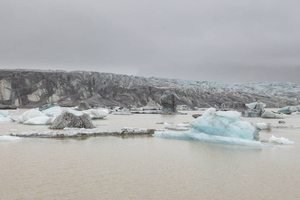 Lago glaciar con fragmentos de hielo en la parte delantera del glaciar Skaftafell en el Parque Nacional Vatnajokull, Islandia
. - Foto, Imagen
