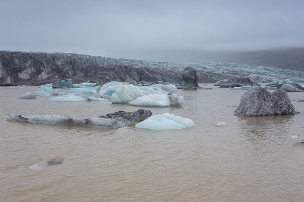 Gletschersee mit Eisfragmenten vor dem Skaftafell-Gletscher im Vatnajokull-Nationalpark, Island. - Foto, Bild