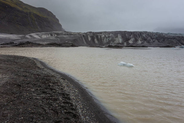 Lago glaciar con fragmentos de hielo en la parte delantera del glaciar Skaftafell en el Parque Nacional Vatnajokull, Islandia
. - Foto, Imagen