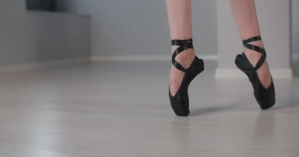 Balerine tańczy na końcach swoich szpiczastych butów, kobieta tańczy na palcach, tancerka w długiej sukience, próba baletu, trening tańca, 4k DCI 60p Prores HQ - Materiał filmowy, wideo