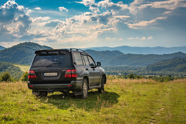SUV viaja en el verano Cárpatos - Foto, imagen