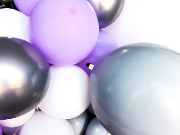 Palloncini viola, bianchi, grigi e neri - Foto, immagini