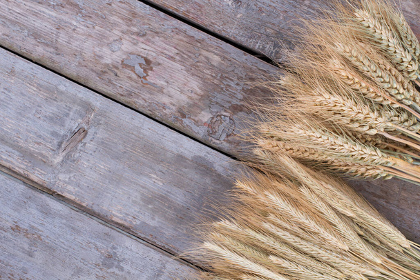 Uši pšenice na rustikálním dřevěném pozadí. - Fotografie, Obrázek