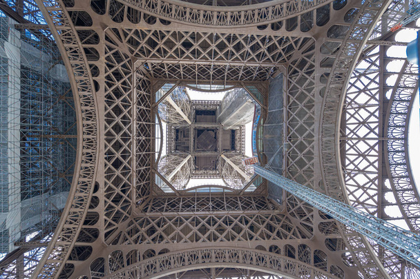 París, Francia - 25 06 2020: Vista de la Torre Eiffel desde el interior
 - Foto, imagen