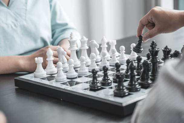mano mover ajedrez con estrategia y táctica para ganar enemigo, jugar batalla en el juego de mesa, oportunidad de negocio competencia desafío estratégico concepto. - Foto, Imagen