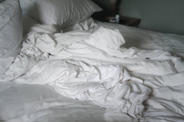 汚いベッドと枕。睡眠後のベッドの概念 - 写真・画像