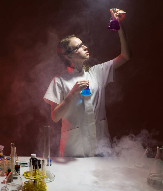 ragazza farmacista in laboratorio conduce un esperimento - Foto, immagini