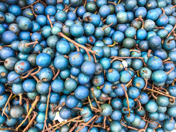 tradycyjne owoce oliwki błękitnej Sri Lanki na rynku jako tło - Zdjęcie, obraz