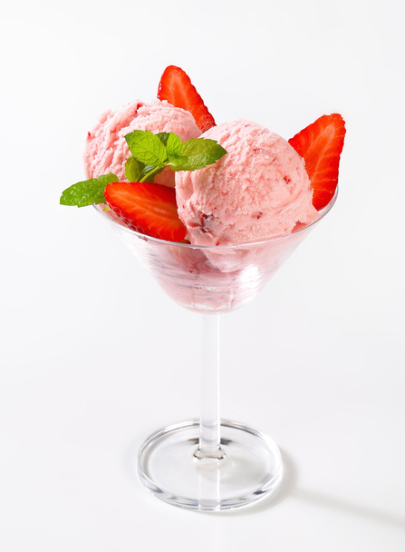 Strawberry ice cream - Foto, afbeelding