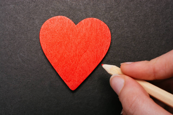Καρδιά και μολύβι για την αγάπη και την ημέρα του Αγίου Βαλεντίνου έννοια - Φωτογραφία, εικόνα