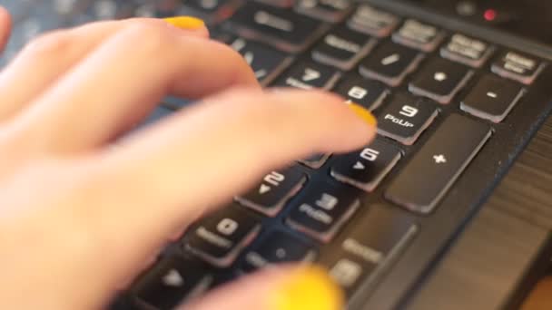 pulsadores, escriba en el teclado negro
 - Metraje, vídeo
