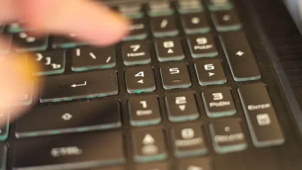 stiskněte tlačítka, napište na černou klávesnici - Záběry, video