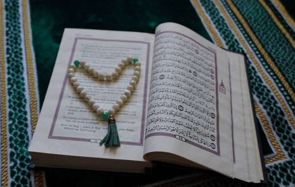 Szent könyve Korán, Ramadán koncepció, Tespih - Fotó, kép