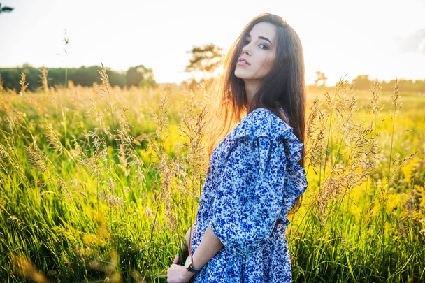 young beautiful european girl in the setting sun, on the field - Foto, immagini