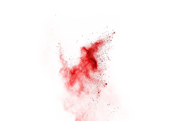 A vörös por felrobban, fehér háttérrel elszigetelve. A vörös porfelhő elvont kialakítása. Részecskék robbanás képernyő kímélő, tapéta - Fotó, kép