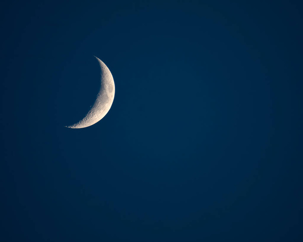 Teleaufnahme der zunehmenden Mondsichel mit dem Meer der Ruhe (Mare Tranquillitatis) sichtbar. - Foto, Bild