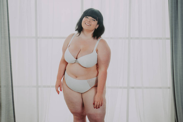 Body acceptance concept.  curvy girl posing in studio against society prejudice - Foto, afbeelding