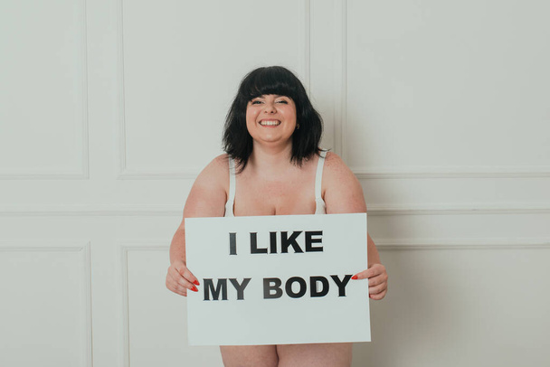 Concepto de aceptación corporal. chica curvilínea posando en estudio contra el prejuicio de la sociedad
 - Foto, imagen