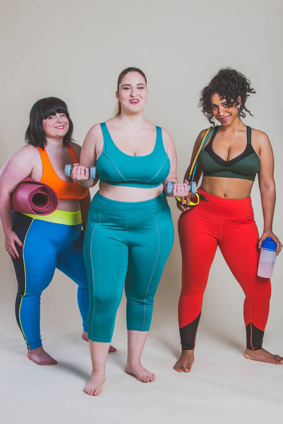 Plus size women making sport and fitness. Studio portraits with multiethnic curvy girls - Foto, afbeelding