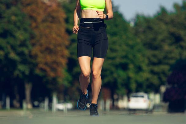 Biegaczka, trening atletyczny na świeżym powietrzu w słoneczny dzień lata. - Zdjęcie, obraz
