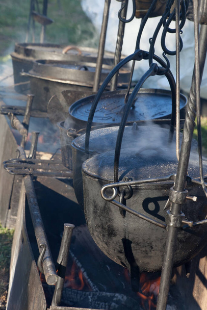 Kochen in Gusseisen über offenem Feuer - Foto, Bild
