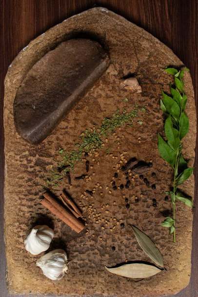 Indisches Garam-Masala-Pulver in Schüssel und seine Zutaten bunte Gewürze. Serviert über launischen Hintergrund. Selektiver Fokus - Foto, Bild