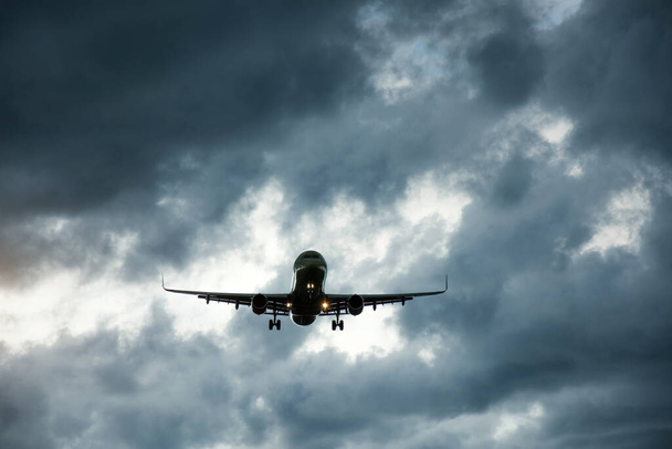 Raskas myrsky lähestyy lentokenttää pilvisellä säällä - Valokuva, kuva