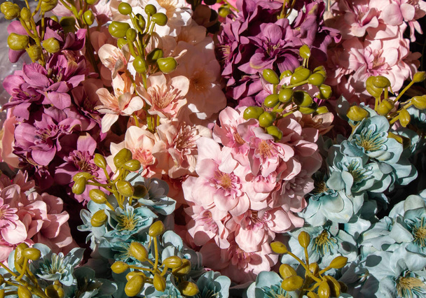 Arte floral hecho de flores artificiales de colores en vista - Foto, imagen