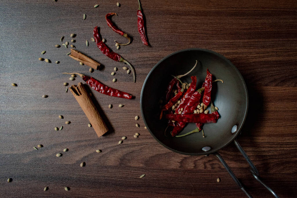 Indian Garam masala en polvo en un tazón y sus ingredientes coloridas especias. Servido sobre fondo malhumorado. enfoque selectivo - Foto, imagen