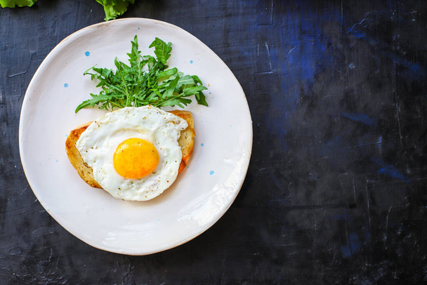 Spiegelei und Toastbrot Salat leckeres Frühstück Snack Eigelb und Eiweiß Portion serviert Lebensmittel Hintergrund Ansicht kopieren Raum essen gesund roh zum Mitnehmen - Foto, Bild