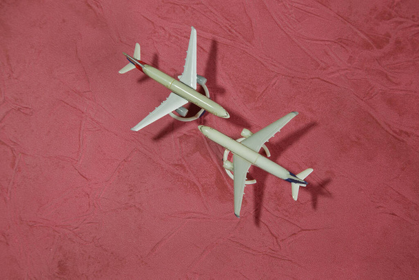 Pembe arka planda oyuncak uçaklar - Fotoğraf, Görsel