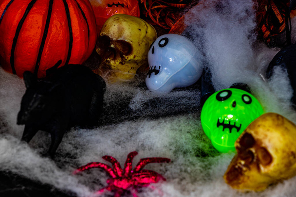 Diverse kleurrijke Halloween decoraties te zien. Calgary, Alberta, Canada - Foto, afbeelding