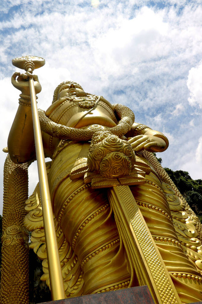 Pohled zblízka na Zlatou sochu lorda Murugana v jeskyních Batu v Kuala lumpur Malajsie - Fotografie, Obrázek