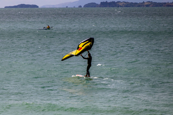 Plachtění surfování na Takapuna Beach, Auckland, Nový Zéland - Fotografie, Obrázek
