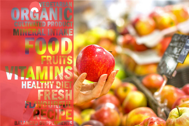 Femme choisissant à la main des pommes romaines dans un supermarché. Concept d'alimentation saine, bio, végétarienne, diététique. - Photo, image