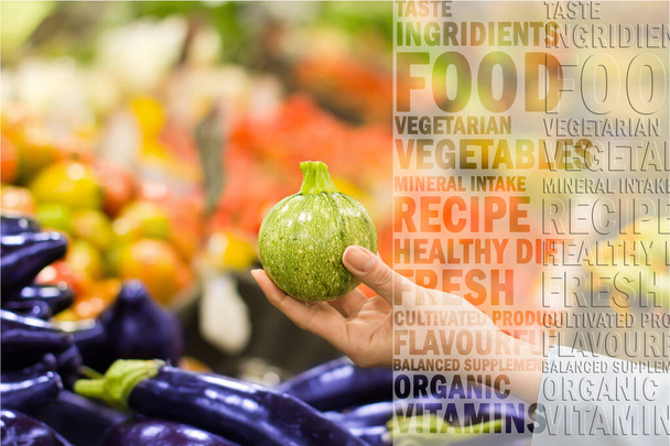 Femme à la main en choisissant des courgettes au supermarché. Concept d'alimentation saine, bio, végétarienne, diététique. - Photo, image