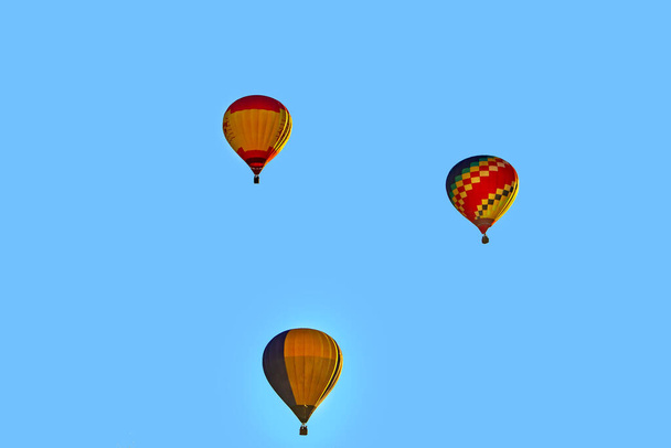 Χρωματιστά αερόστατα θερμού αέρα στον γαλάζιο ουρανό - Φωτογραφία, εικόνα