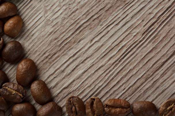 Кофейные зерна, выложенные на фоне дерева - Фото, изображение