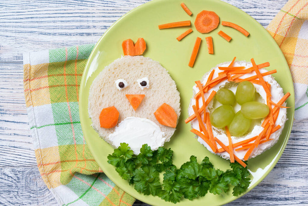 Vicces pirítós tyúk és fészek alakú tojással, étel gyerekeknek Húsvéti ötlet, felülnézet - Fotó, kép