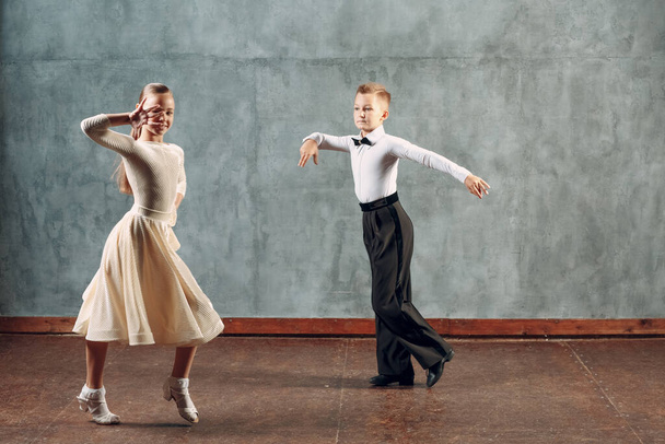 Мальчик и девочка танцуют в бальных танцах самба - Фото, изображение