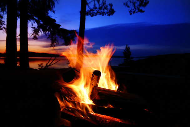 Вогнище біля озера
 - Фото, зображення